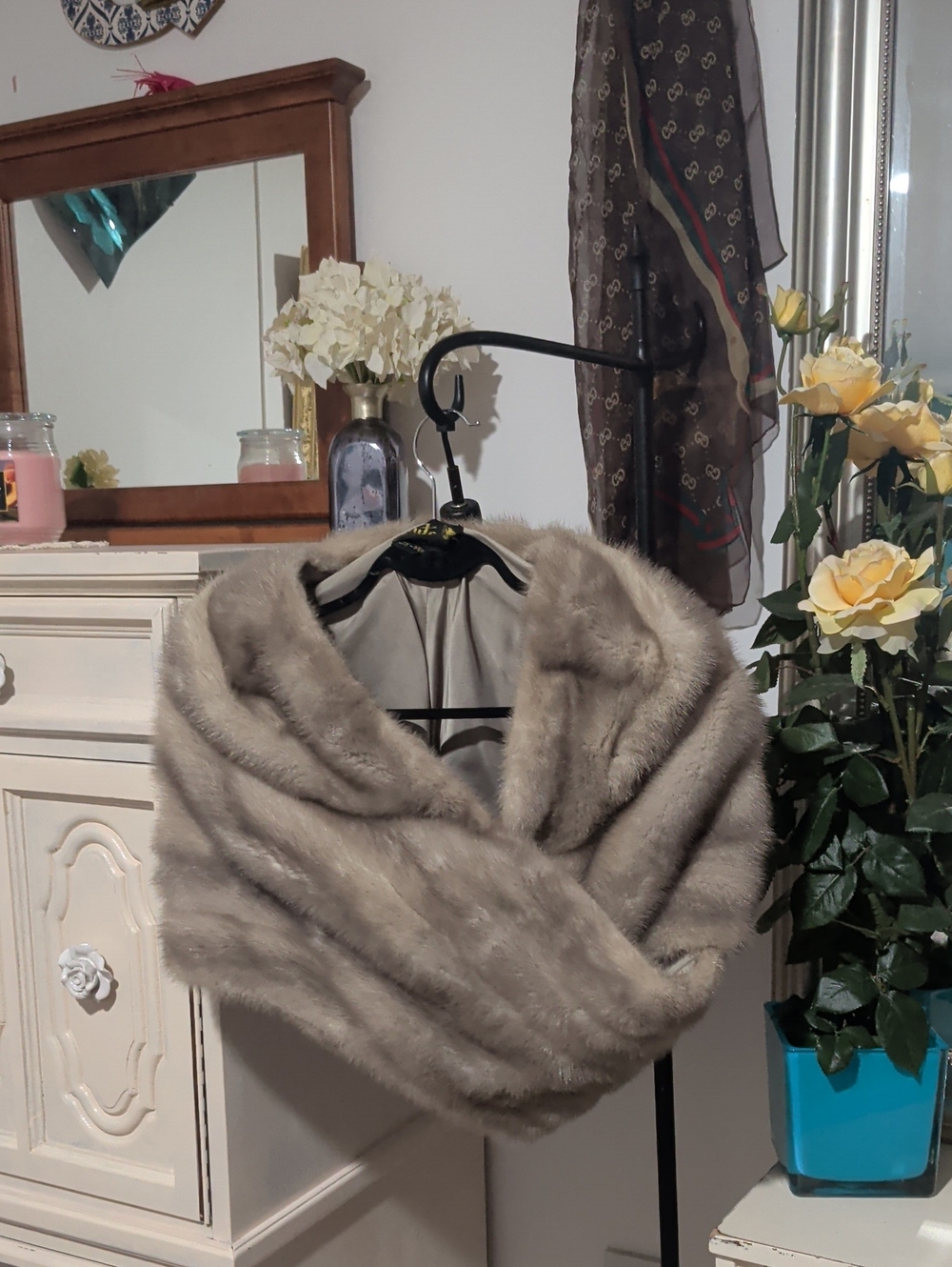 Beautiful Women's Vintage blonde/pastel real mink capelet or stole.